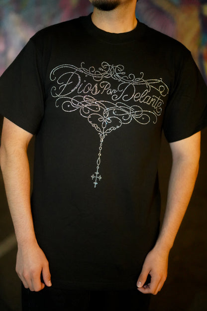 DIOS PARA DELANTE RHINESTONE TEE